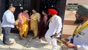 APP Women Wing अध्यक्ष Dr. Amandeep Kaur Arora ने Harmeet Sandhu के समर्थन में किया Door-to-Door Campaign