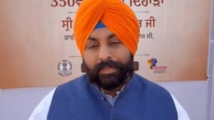 मानसा में शिक्षा मंत्री Bains ने बच्चों से मांगी माफी:टीनशेड के नीचे पढ़ाई करते मिले बच्चे, बोले- अगले महीने से मिलेगी नई बिल्डिंग