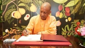 सिंगापुर में भी हिट हुआ CM योगी आदित्यनाथ का मॉडल, दौरे के पहले दिन ही 20, 000 करोड़ रुपए का एमओयू