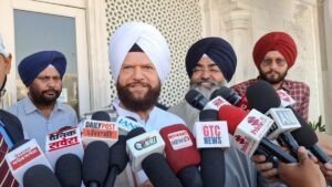 गायक Hans Raj Hans श्री दरबार साहिब में हुए नतमस्तक, राजनीति से दूरी पर दिया जवाब!