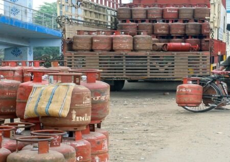 LPG Price Hike: महंगाई का झटका! कमर्शियल एलपीजी सिलिंडर के दाम पहुंचे ₹2 हजार के पार, जानें घरेलू गैस के नए रेट