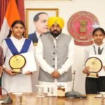 8वीं कक्षा में टॉप करने वाली बेटियों का CM आवास पर सम्मान, CM भगवंत मान ने बढ़ाया हौसला