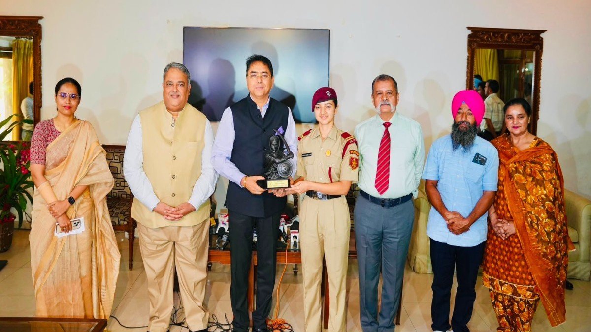 अमन अरोड़ा द्वारा एयर फोर्स अकादमी और एनडीए मेरिट सूची में शानदार उपलब्धियां हासिल करने वाली माई भागो प्रिपरेटरी इंस्टीट्यूट की महिला कैडेटों का सम्मान