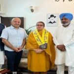 आप के सीनियर नेता मनीष सिसोदिया और हरपाल चीमा ने डॉ. डोडा का पार्टी में किया स्वागत