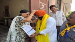 ‘मान दे मुनाफे’ मुहिम के तहत ‘आप’ विधायक घर-घर पहुंचे, पंजाबियों को सौंपा ‘गारंटी प्लस’ रिपोर्ट कार्ड